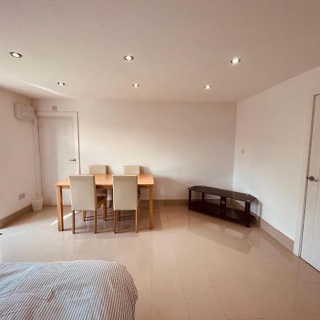Large Studio Flat B Near Heathrow Хилингдън Екстериор снимка