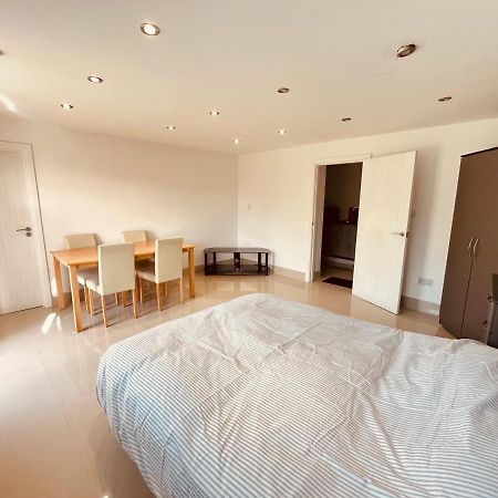 Large Studio Flat B Near Heathrow Хилингдън Екстериор снимка