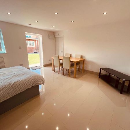 Large Studio Flat B Near Heathrow Хилингдън Екстериор снимка