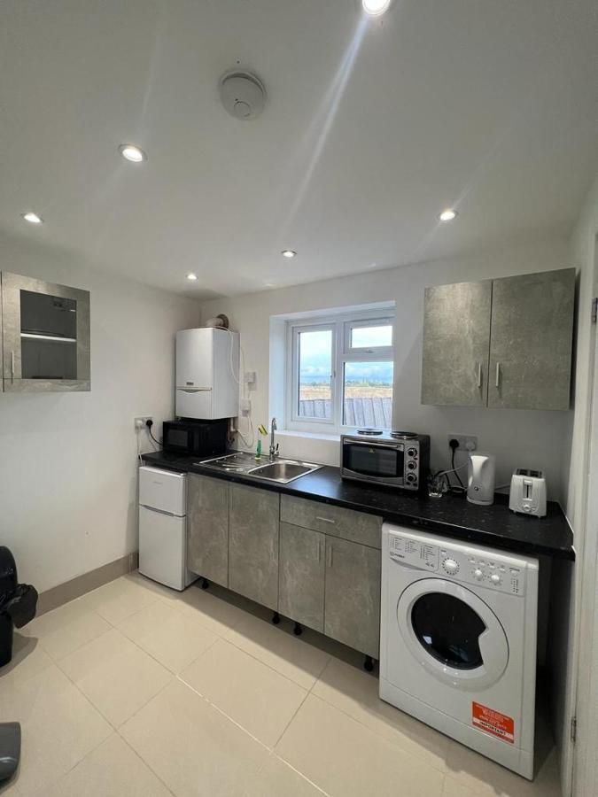 Large Studio Flat B Near Heathrow Хилингдън Екстериор снимка