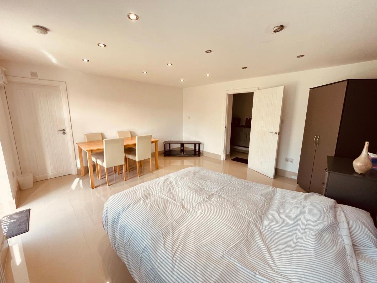 Large Studio Flat B Near Heathrow Хилингдън Екстериор снимка
