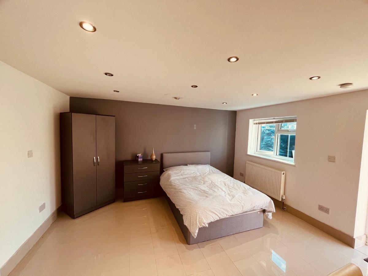 Large Studio Flat B Near Heathrow Хилингдън Екстериор снимка