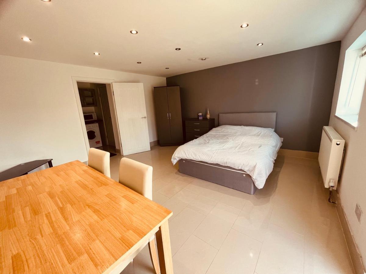 Large Studio Flat B Near Heathrow Хилингдън Екстериор снимка