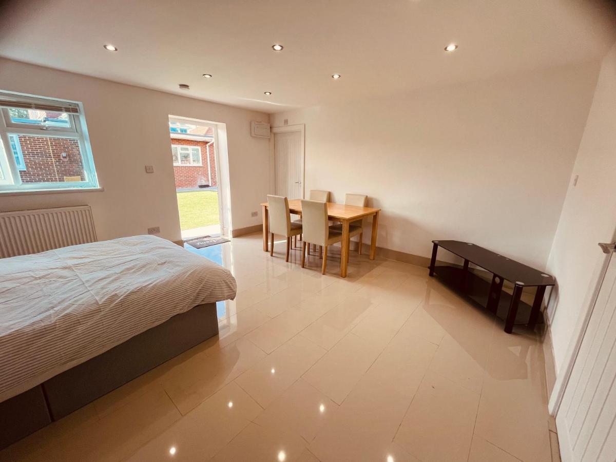Large Studio Flat B Near Heathrow Хилингдън Екстериор снимка